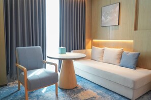 高級套房, 1 張特大雙人床, 非吸煙房 | 迷你吧、客房內保險箱、遮光布/窗簾、熨斗/熨衣板