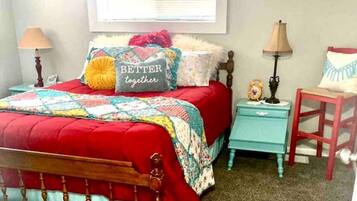 2 Schlafzimmer, Schreibtisch, Bügeleisen/Bügelbrett, Reisekinderbett