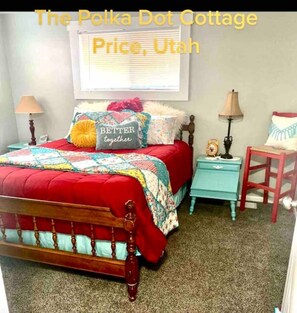 2 Schlafzimmer, Schreibtisch, Bügeleisen/Bügelbrett, Reisekinderbett