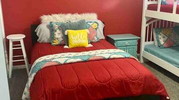 2 habitaciones, escritorio y tabla de planchar con plancha