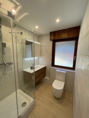 Shower, hair dryer, towels - Holiday Home 'Balke' with Mountain View, Garden, Terrace & Wi-Fi (Hatzfeld)