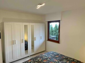 2 bedrooms, iron/ironing board, free WiFi, bed sheets - Holiday Home 'Balke' with Mountain View, Garden, Terrace & Wi-Fi (Hatzfeld)