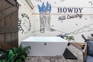 Outdoor spa tub