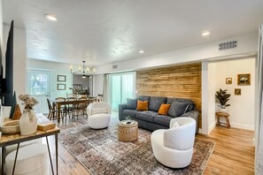 Téléviseur connecté, livres, chaîne audio