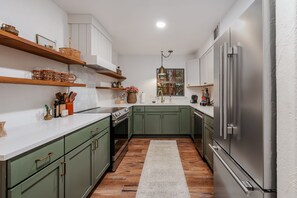 Kühlschrank, Mikrowelle, Ofen, Herdplatte