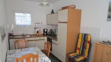 Kühlschrank, Mikrowelle, Herdplatte, Geschirrspüler