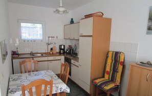 Kühlschrank, Mikrowelle, Herdplatte, Geschirrspüler