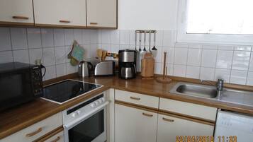 Kühlschrank, Mikrowelle, Herdplatte, Geschirrspüler