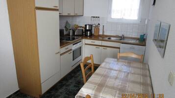 Kühlschrank, Mikrowelle, Herdplatte, Geschirrspüler