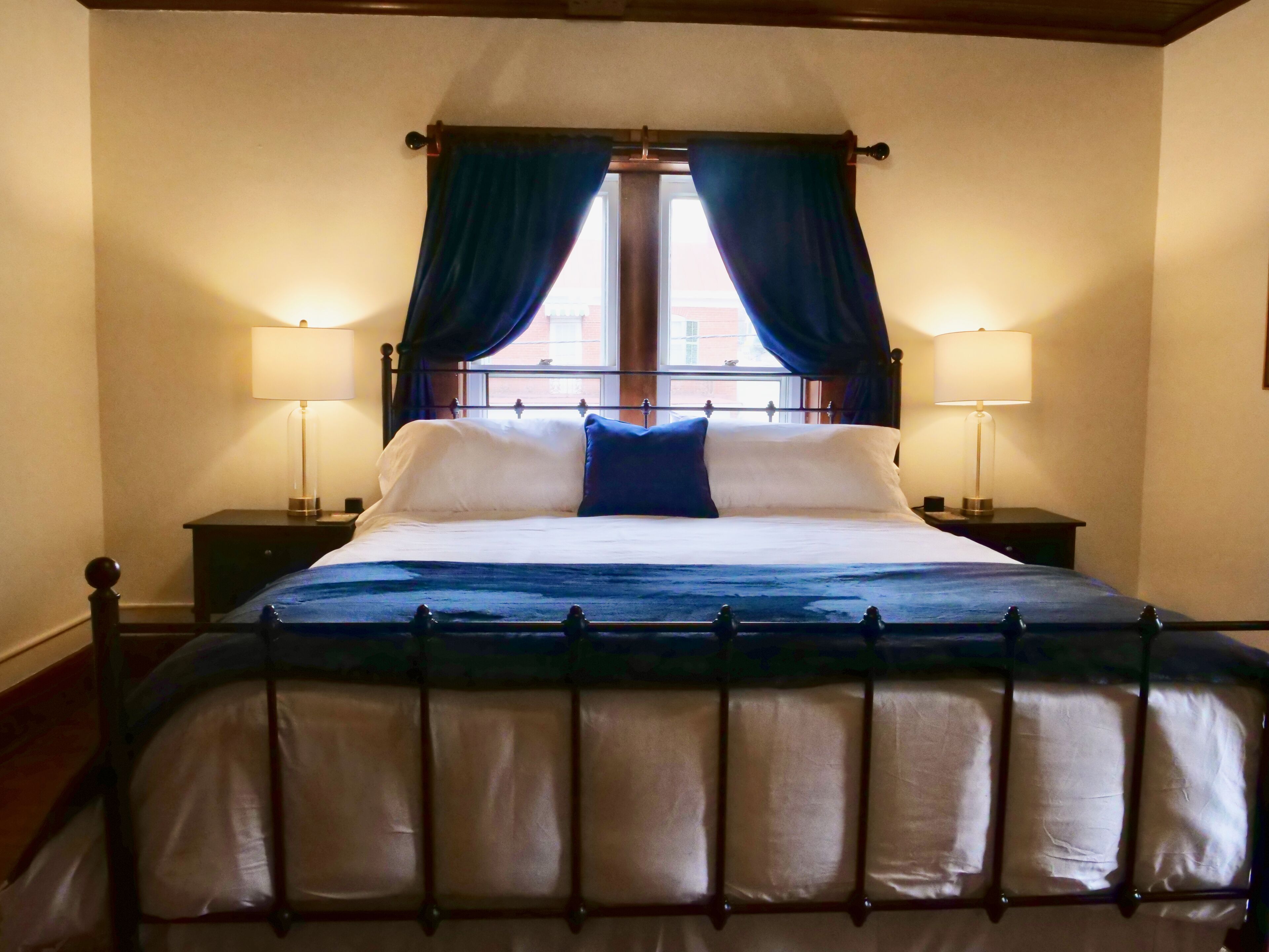 4 sovrum, skrivbord, strykjärn/strykbräda och resesäng