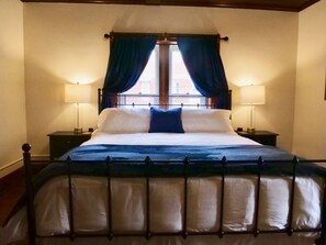 4 عدّة غرف نوم ومكتب ومكواة/لوح كي وسرير سفر