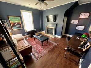 TV connectée, cheminée, jeux vidéo, livres