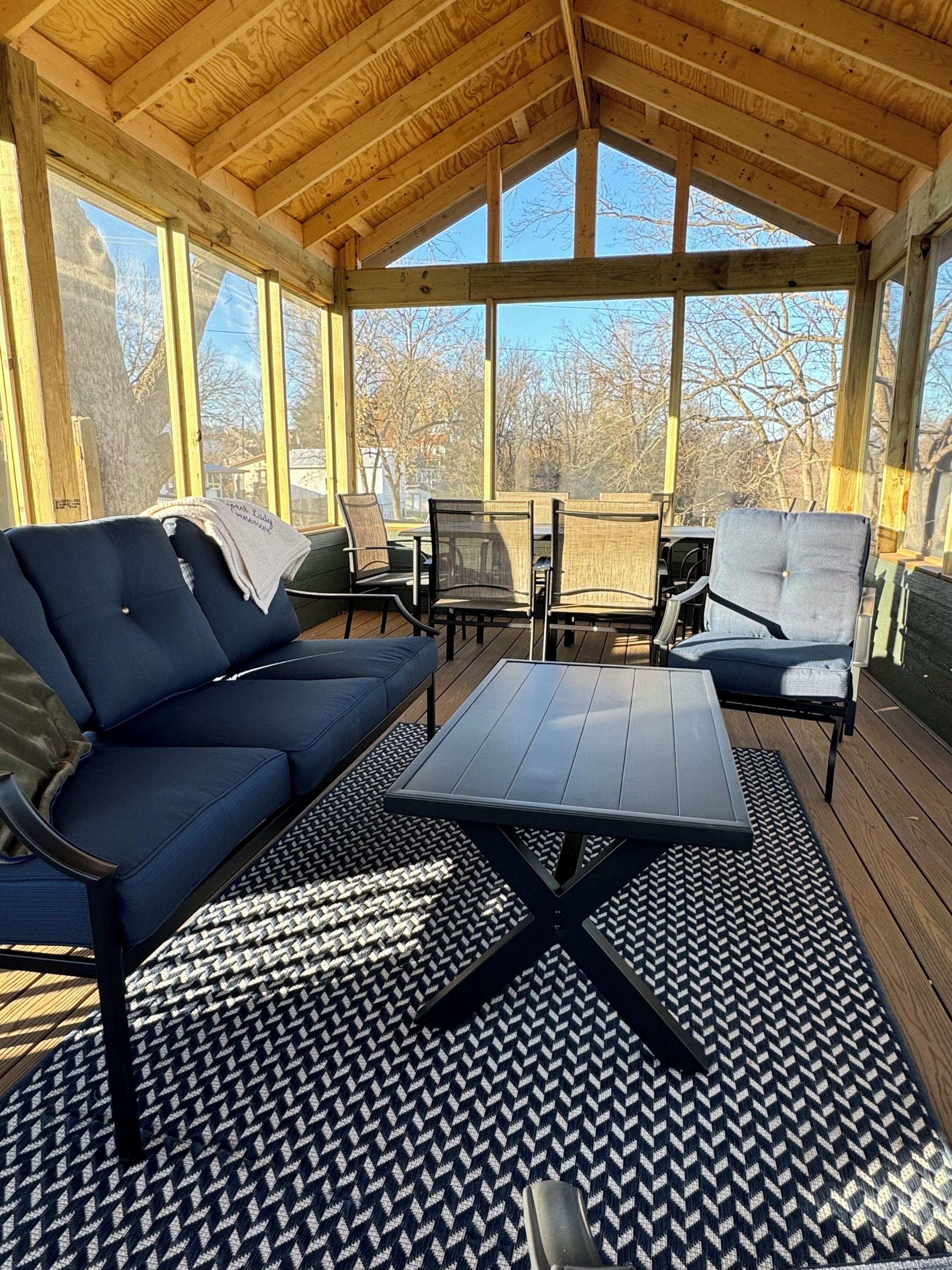 Smart-tv, eldstad, tv-spel och böcker