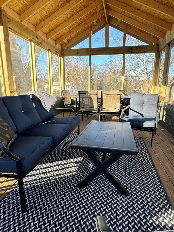 تلفزيون ذكي، مدفأة، ألعاب فيديو، كُتُب