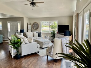 Smart TV, DVD player, video library, printers - Northern Comfort - private, quiet, lake view, mountains (Kettle Falls)