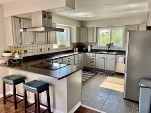 Fridge, microwave, oven, stovetop - Northern Comfort - private, quiet, lake view, mountains (Kettle Falls)