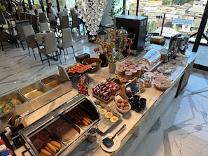 Päivittäinen buffetaamiainen maksusta
