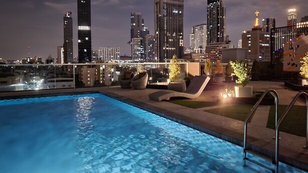 A rooftop pool with a city skyline view, including high-rise buildings and a cross on one of them. - S3 Siam Bangkok (Bangkok)