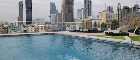 Una piscina al aire libre