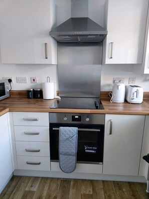 House | Private kitchen | Fridge, microwave, oven, stovetop - Remarkable and Modern House in Rugby, England (Rugby)