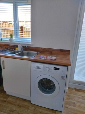 House | Private kitchen | Fridge, microwave, oven, stovetop - Remarkable and Modern House in Rugby, England (Rugby)