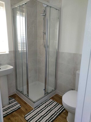 Ferienhaus | Badezimmer | Dusche, Komfortbadewanne, Handtücher