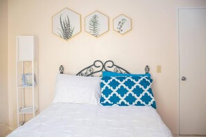 Apartment | 1 bedroom, iron/ironing board, free wired Internet, bed sheets - Lovely 2-bedroom Apt, Sleeps 3, Warm & Cosy (Potters Village)
