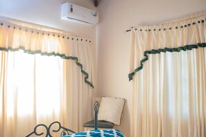 1 bedroom, iron/ironing board, free wired internet, bed sheets - Lovely 2-bedroom Apt, Sleeps 3, Warm & Cosy (Potters Village)
