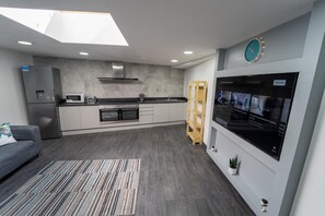 开间 | 私人厨房 | 冰箱、微波炉、烤箱、炉灶