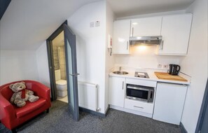 Studio | Private kitchen | Fridge, microwave, oven, stovetop