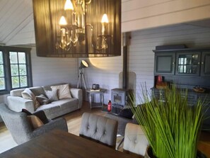 Cabin | Interior - Prive Jacuzzi, Cows, Dairyfarm, Relaxing, Sleeping (Hitzum)