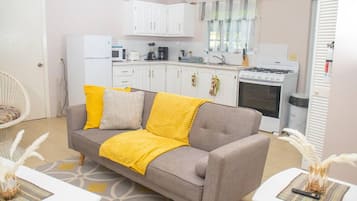 Apartment | Ruang tamu | 30 inci televisyen dengan kabel