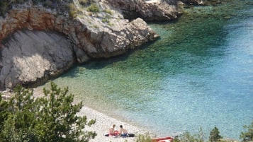 På stranden