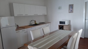 Réfrigérateur, micro-ondes, plaque de cuisson, lave-vaisselle