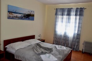 2 bedrooms, iron/ironing board, free WiFi, bed sheets
