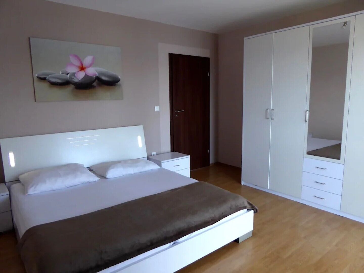 2 bedrooms, iron/ironing board, WiFi (free), bed sheets