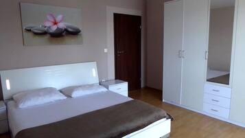 2 bedrooms, iron/ironing board, WiFi (free), bed sheets
