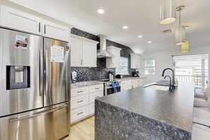 Fridge, microwave, oven, stovetop - Tranquil home with washer/dryer, central AC, & kitchen - snowbird friendly (Englewood)