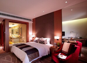 Studio cơ bản, 1 giường cỡ king, không hút thuốc, quang cảnh thành phố | Két bảo mật tại phòng, khu vực làm việc phù hợp cho laptop