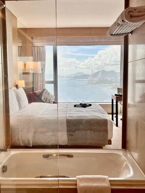 Studio cơ bản, 1 giường cỡ king, không hút thuốc, quang cảnh biển | Phòng tắm | Vòi sen/bồn tắm kết hợp, vòi sen phun mưa, máy sấy tóc, khăn tắm