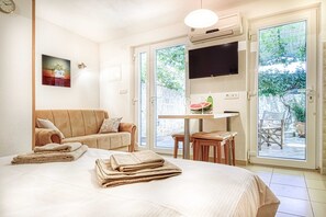 Monolocale (Studio Apartment with Terrace) | 3 camere