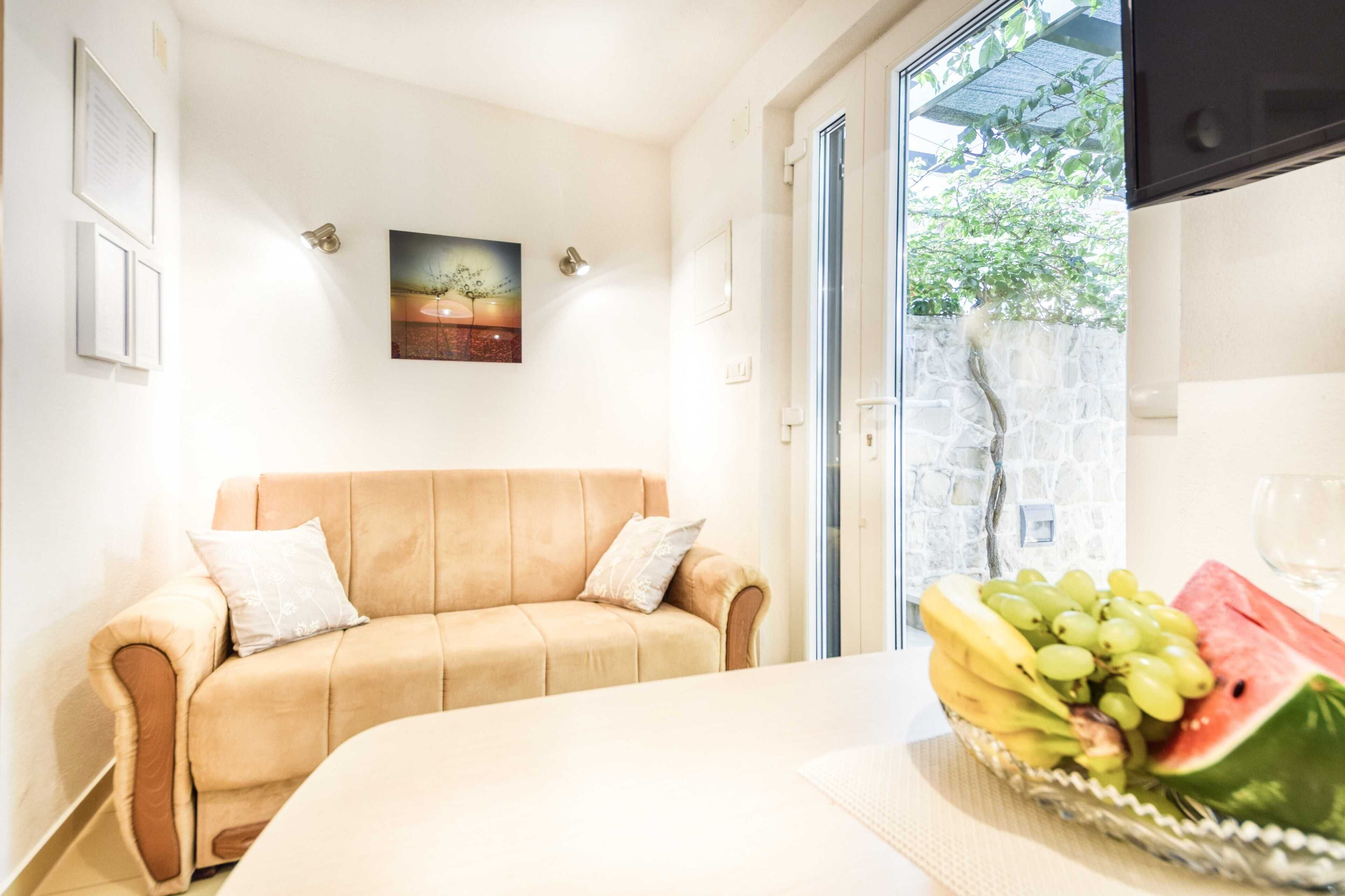 Studio (Studio Apartment with Terrace) | Living room | TV