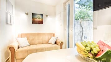 Studio (Studio Apartment with Terrace) | Living room | TV