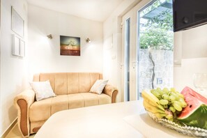 Monolocale (Studio Apartment with Terrace) | Soggiorno | TV