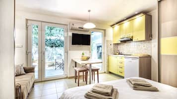 Studio (Studio Apartment with Terrace) | Private kitchen | Fridge, dining tables