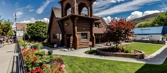 Heartwarming, dog-friendly condo with hot tub, pool, fireplace, & tennis court