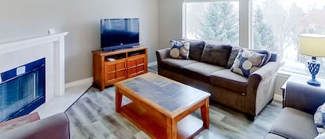 Tv, eldstad och ett bordtennisbord