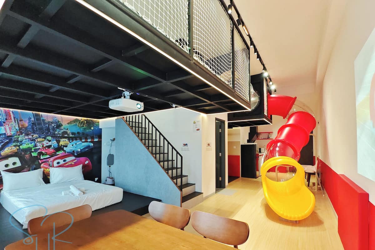 McQueen Family Homestay Near Legoland w Slide | 起居区 | 90-英寸智能电视（配备数码频道）、电视、Netflix