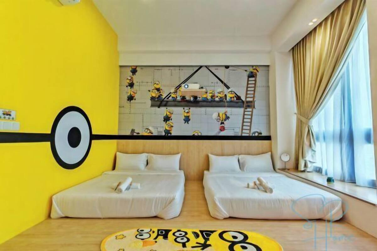 1 habitación, decoración personalizada, muebles diferentes y escritorio
