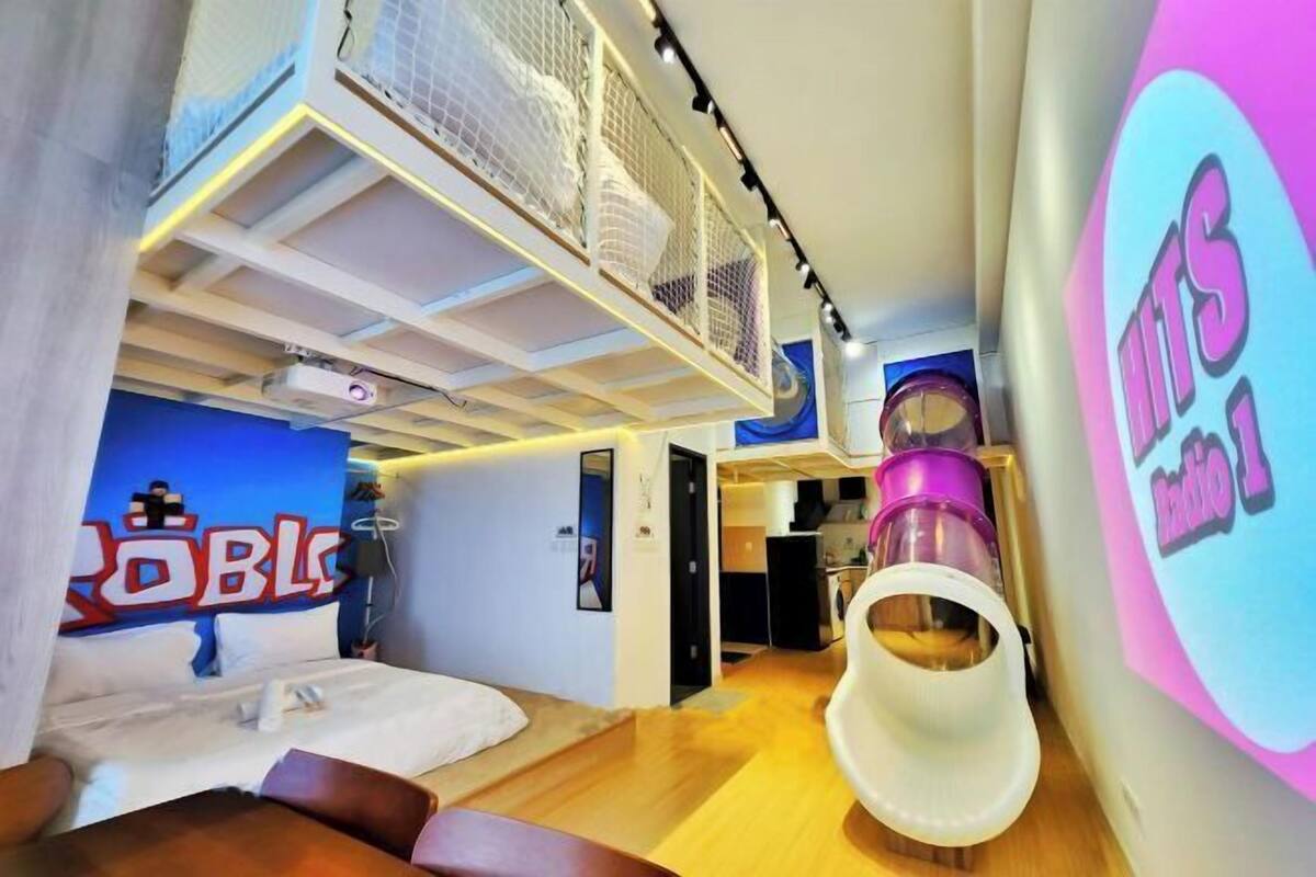 1 habitación, decoración personalizada, muebles diferentes y escritorio